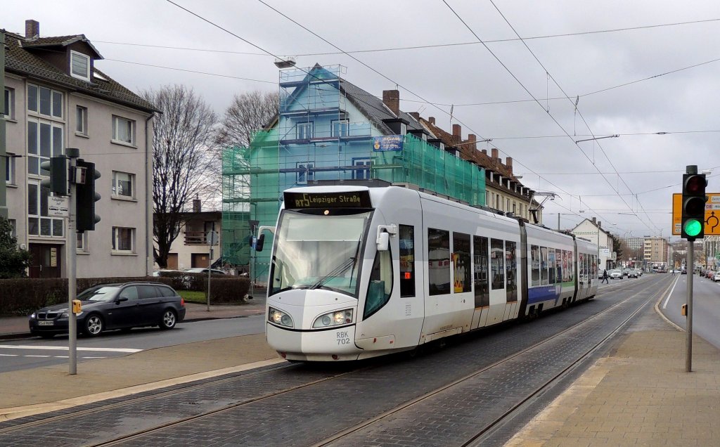RT5 (Wagen 702) auf dem Weg zum Wendeplatz Leipziger Strae hlt in wenigen Momenten am Haltepunkt Sandershuser Strae (2.2.2013).