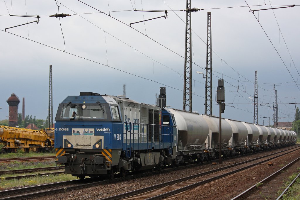 RTB V203 am 15.5.12 mit Silowagen in Duisburg-Bissingheim.