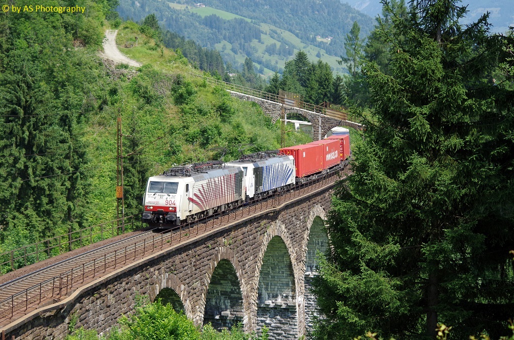 RTC / Lokomotion 189 904 + 189 914 mit Ekol Klv am 13.07.2013 auf dem Hundsdorfer Viadukt bei Bad Hofgastein. 