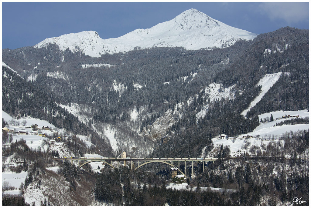 RTC 189 902 & Lokomotion 189 907 ziehen den EKOL Zug ber die Falkensteinbrcke. Obervellach 18.1.2012