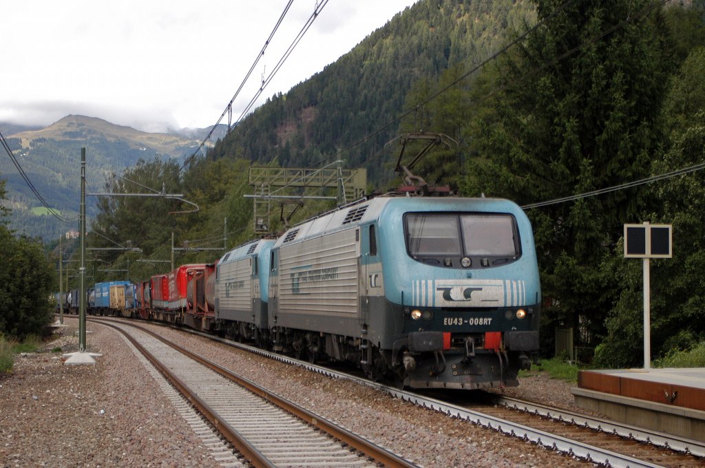 RTC EU43-008RT und eine weitere EU43 durchfahren  mit einem KLV-Zug den
kleinen Bahnhof Campo di Trens/Freienfeld auf der Brenner-Südstrecke in Richtung Verona, 28.08.10