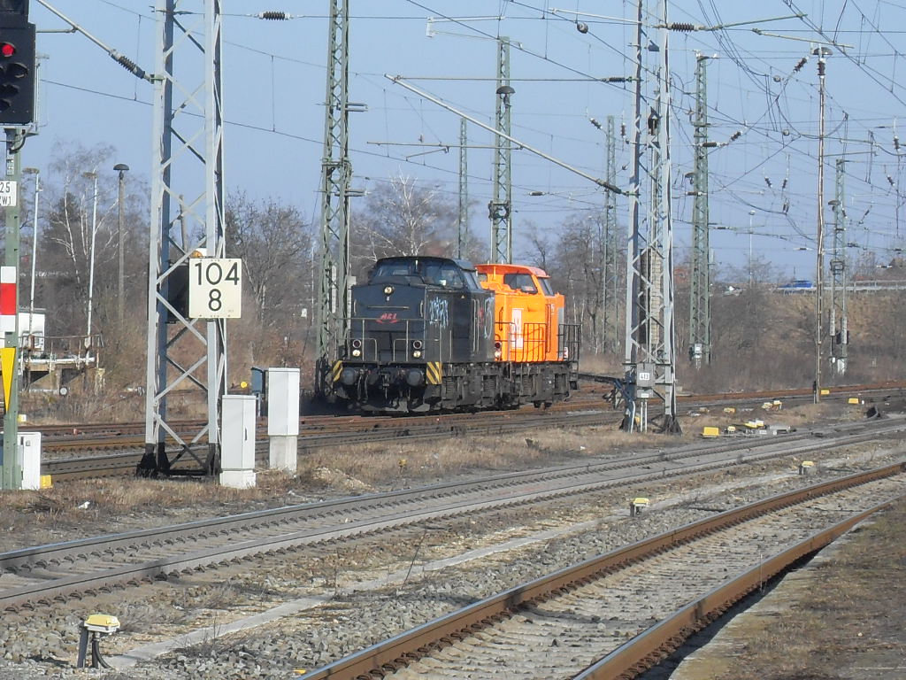 RT&l 203 152 und eine unbekannte BBL Lok kamen aus dem RAW Stendal am 03.03.2011.

