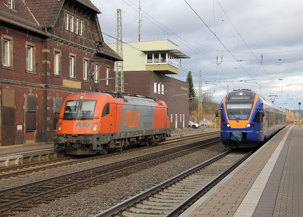 RTS 1216 901-9 schleicht sich an der noch auf Ausfahrt wartenden Cantus, 428 001 als R1 nach Kassel, vorbei. Aufgenommen am 25.11.2012 in Eichenberg.