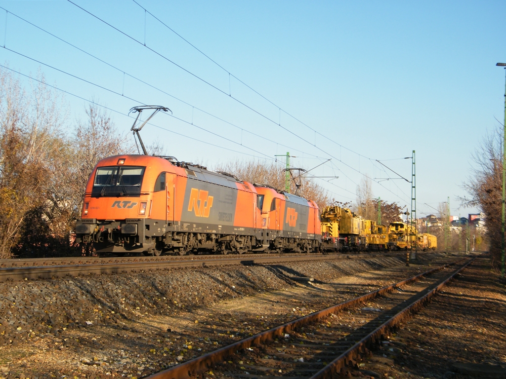 RTS 1216 901 und 903 mit einem Swietelsky-Bauzug zwischen Bahnhof Budapest-Ferencvros und Kelenfld, am 01. 12. 2012. 