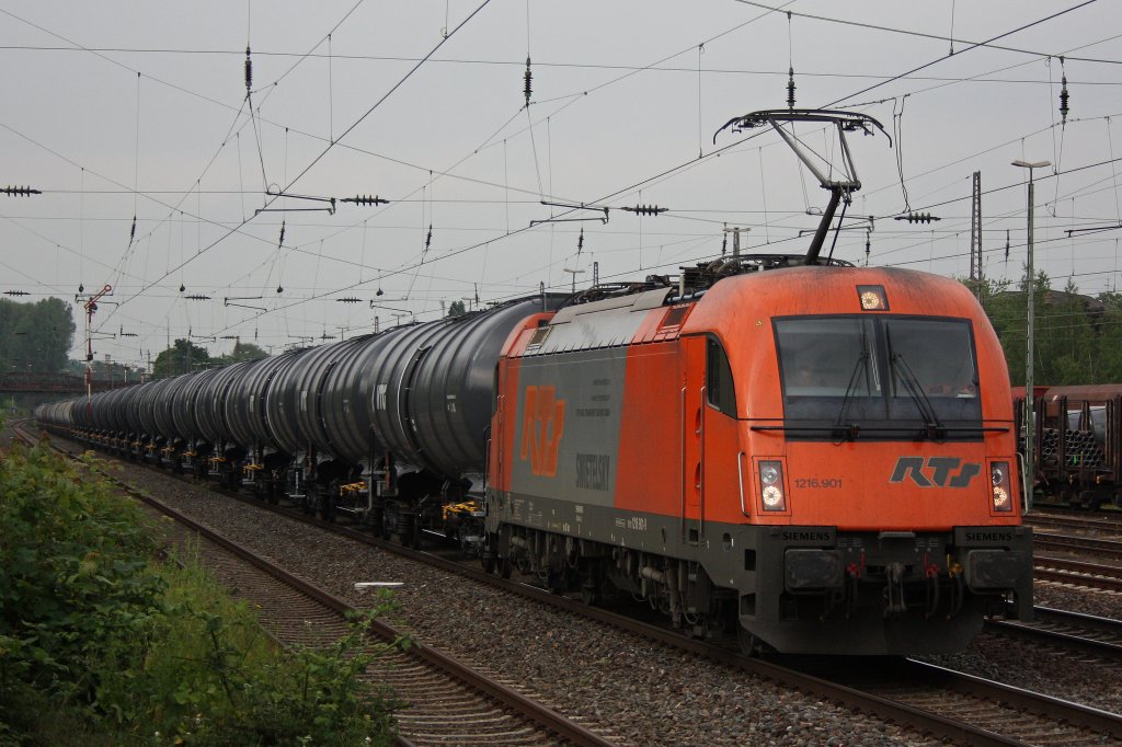 RTS 1216 901 am 1.6.12 mit einem Kesselzug von Duisburg-Ruhrort Hafen nach Hegyeshalom bei der Durchfahrt durch Dsseldorf-Rath.