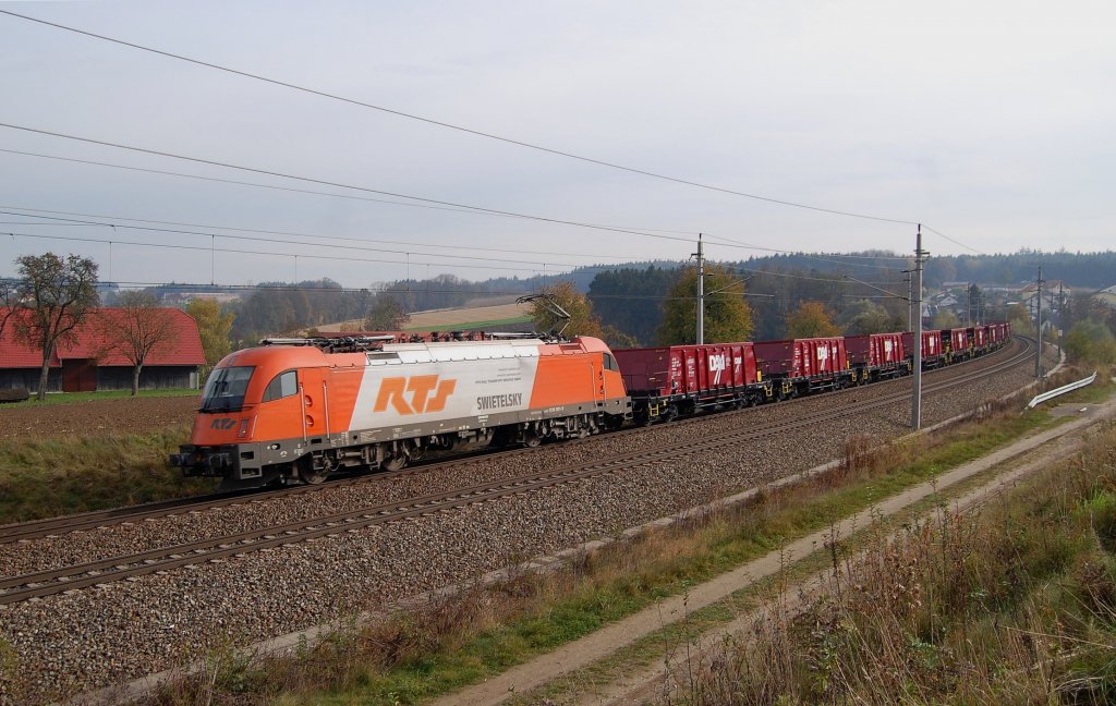 RTS 1216 901 ist am 23.10.2010 mit ihrem Gterzug
zwischen Wels und Haiding vorbeigekommen. 