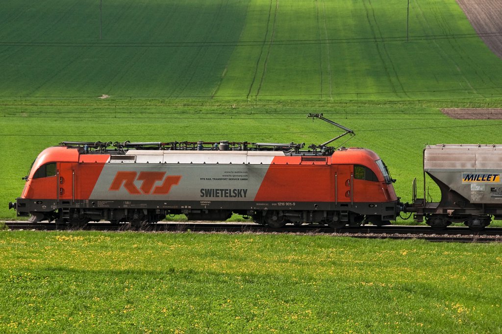 RTS 1216 901, war am 28.04.2013 um 16:23 mit einem Getreideganzzug kurz nach Neulengbach Richtung Westen unterwegs.