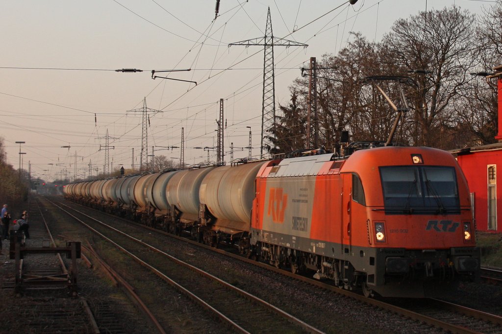 RTS 1216 902 fuhr am 23.3.12 mit einem Kesselwagenzug durch Ratingen-Lintorf.