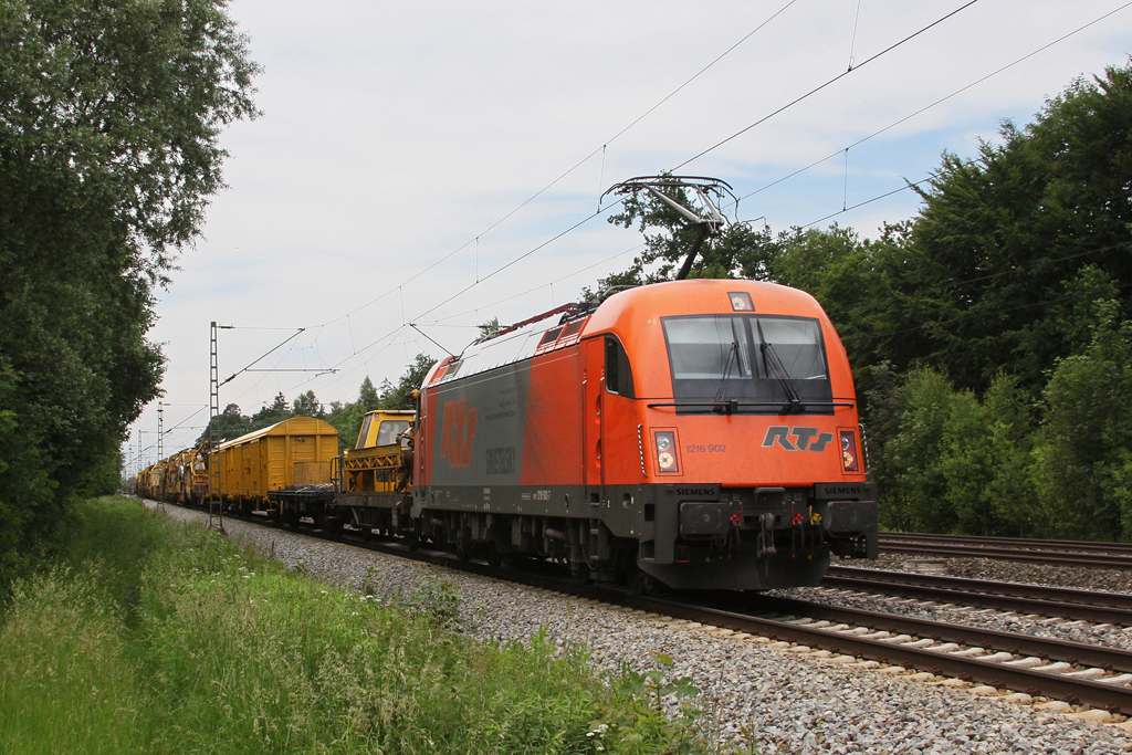 RTS 1216 902 mit einem Bauzug am 06.06.2011 in Haar.