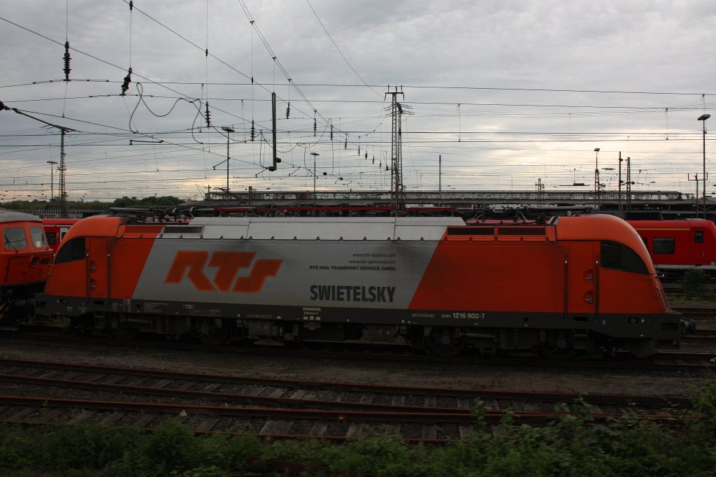 RTS 1216 902 stand am 10.5.12 abgestellt in Duisburg Hbf.
Aufgenommen aus der RB 35 heraus.