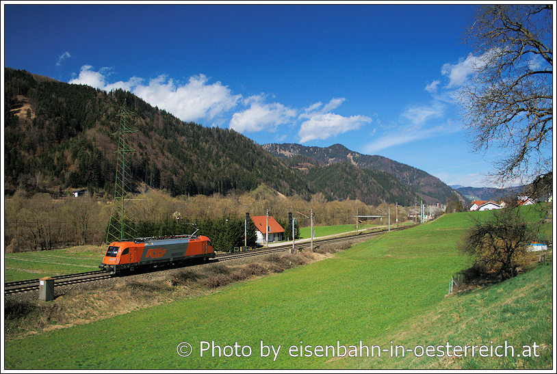 RTS 1216.901 ist zum Abtransport eines Bauzuges auf der Sdbahn als SLZ 98003 nach Kalsdorf unterwegs. Mixnitz-Brenschtzklamm, 1.4.2010