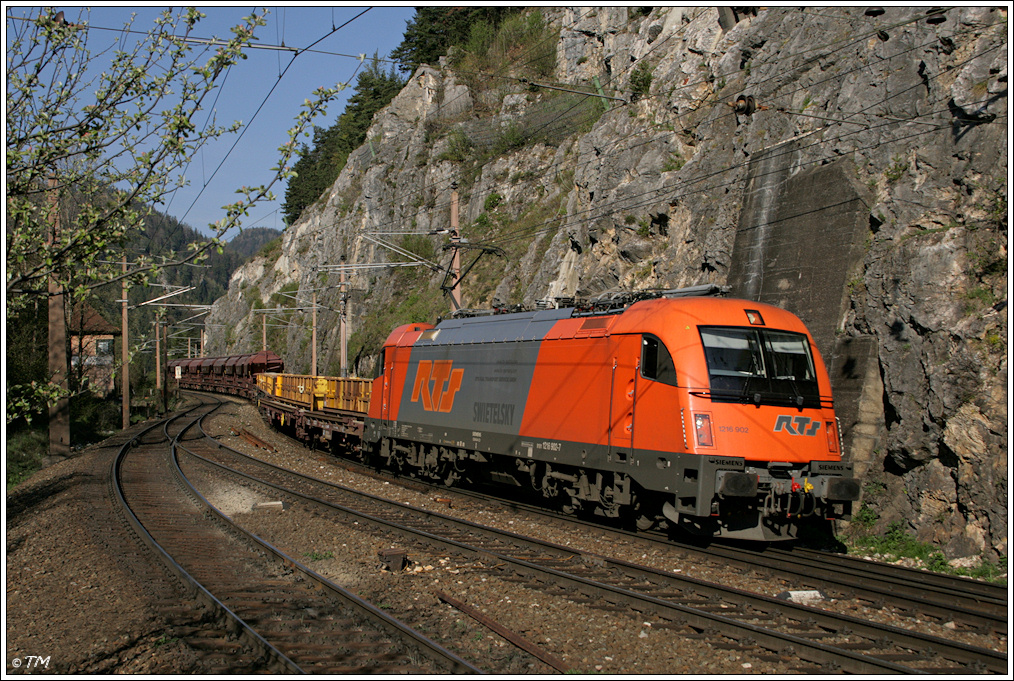 RTS 1216.902 mit Leerwagenberstellzug SLGAG 47381 (St.Michael - Gramatneusiedl), aufgenommen nahe des Bf. Breitenstein am Semmering. 22.04.2011