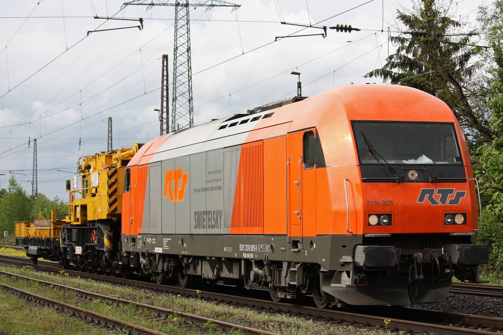 RTS 2016 905 am 9.5.12 mit einem Baukran in Ratingen-Lintorf.