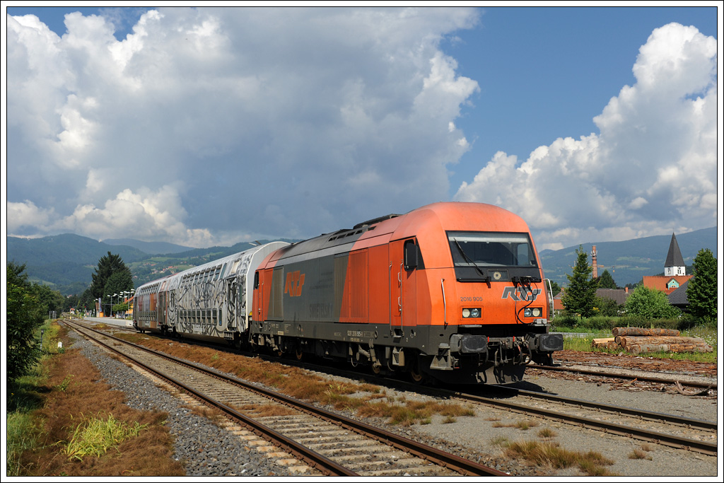 RTS 2016 905 mit dem als S6 verkehrenden R 4366 von Wies-Eibiswald ber Werdorf nach Graz, am 27.7.2011 bei der Ausfahrt aus Frauental aufgenommen.