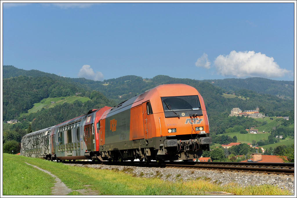 RTS 2016 905 mit dem R 8557 von Graz ber Lieboch nach Wies-Eibiswald am 28.7.2011 auf der Leibenfelder in Deutschlandsberg aufgenommen.