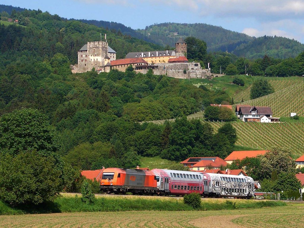 RTS 2016 905 mit Doppelstockwagen fr GKB  Plan B  verlsst Deutschlandsberg.
Burg Landsberg ist im Hitergrund.  13.05.2011.