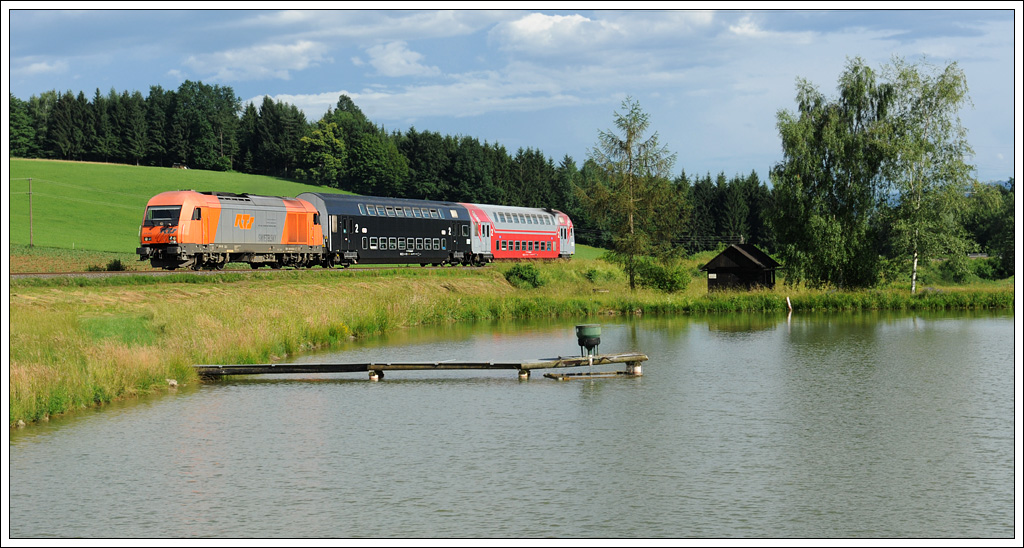 RTS 2016 906 mit dem als S 6 verkehrenden R 4380 von Wies-Eibiswald ber Werndorf nach Graz, kurz vor Deutschlandsberg bei den Teichen in Kresbach am 8.6.2011 aufgenommen.