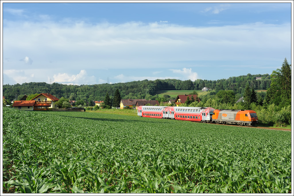 RTS 2016 907 mit dem als S 6 verkehrenden R 4379 von Graz ber Werndorf nach Wies-Eibiswald am 8.6.2011 kurz nach der Haltestelle Hollenegg aufgenommen.