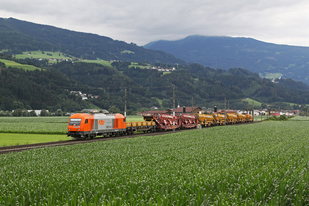 RTS 2016 907 mit einem Bauzug am 07.07.2012 bei Schwaz.