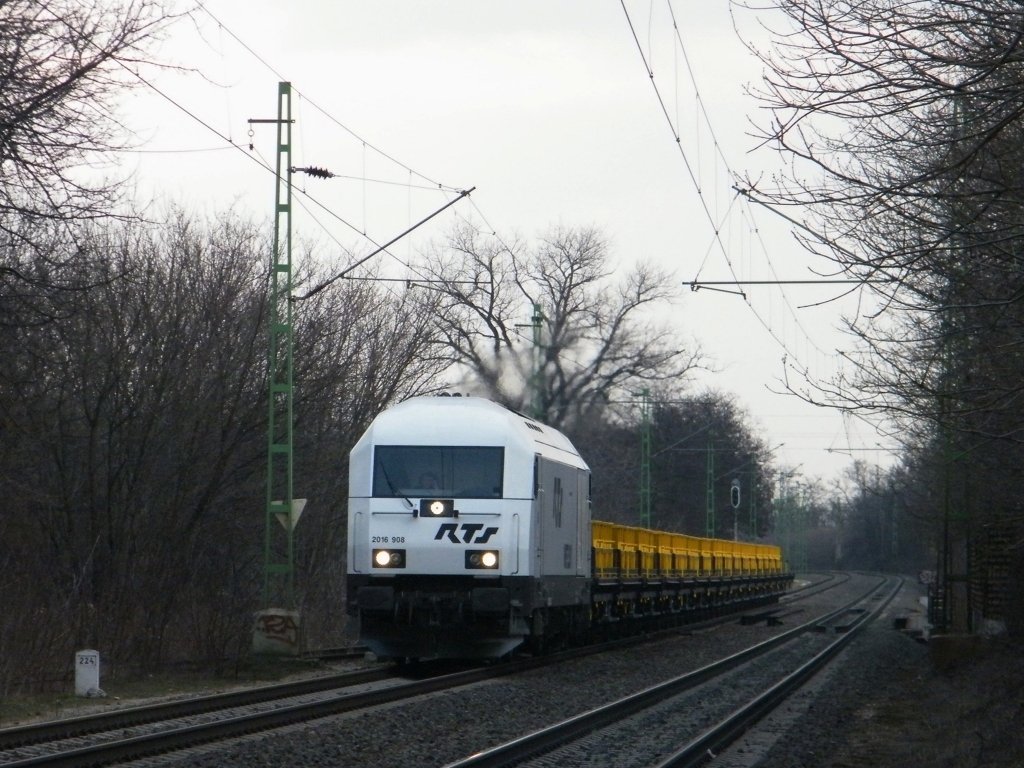 RTS 2016 908 mit einem Gterzug aus Debrecen nach Hegyeshalom, zwischen Budars und Trkblint, am 14. 03. 2012. 