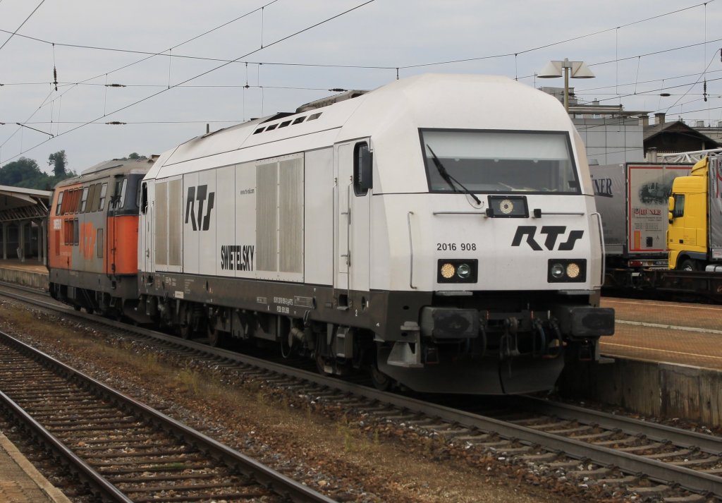 RTS 2016 908 und RTS 2143 005 als Lokzug unterwegs im Bahnhof Amstetten. Aufgenommen am 6. Juni 2012.