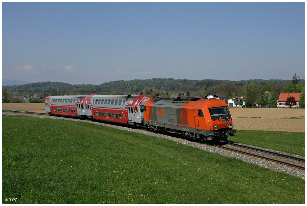 RTS 2016.907 ist als GTW-Ersatz mit R 4371 (der GKB)von Graz nach Wies-Eibiswald unterwegs. Dietmannsdorf, am 21.04.2011