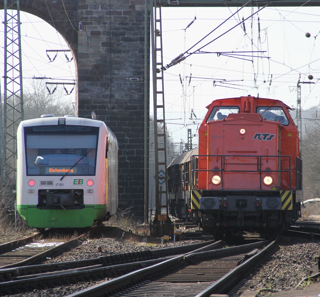 RTS 203 501 mit Schleifzug im Anhang in Fahrtrichtung Norden. Aufgenommen am 02.03.2013 in Eichenberg. Daneben steht VT 001 der EB im Pause-Modus.