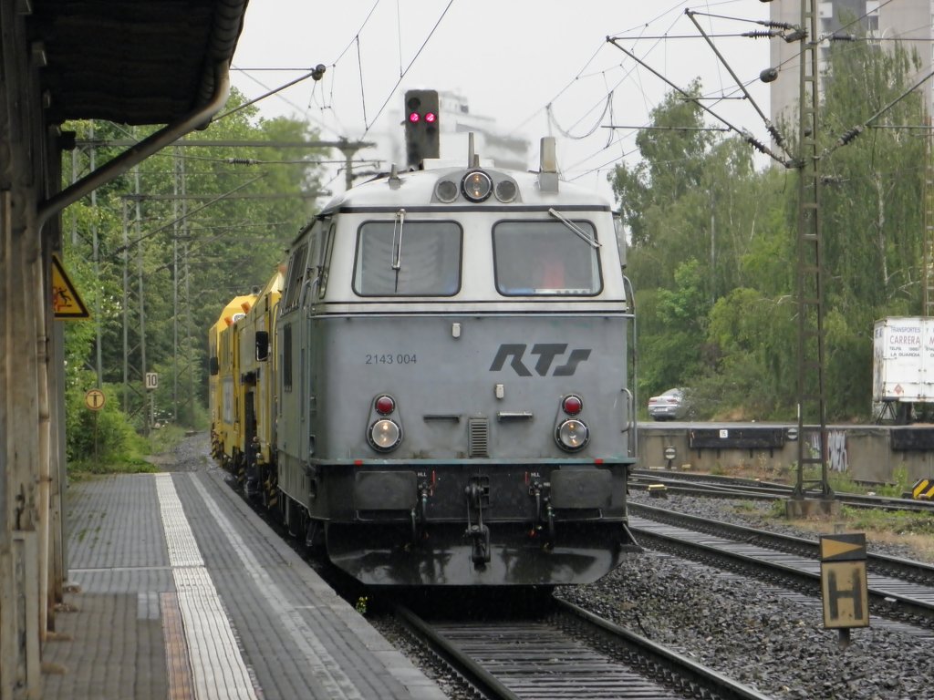 RTS 2143 004 mit einem Bauzug der selben Firma in Beuel am 16.5.2011