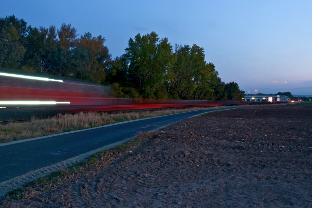 RTS 2143 007 hat mit einem Gterzug soeben das Werksgelnde der Firma SWIETELSKY Baugesellschaft verlassen und ist bei Klein Neusiedl in Richtung Fischamend unterwegs. Die Aufnahme entstand am 21.10.2011 entstanden.