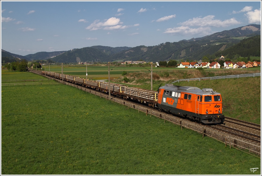 RTS 2143 077 fhrt mit einem Schienenzug von Gratkorn nach Scheifling. St. Margarethen 5.5.2011