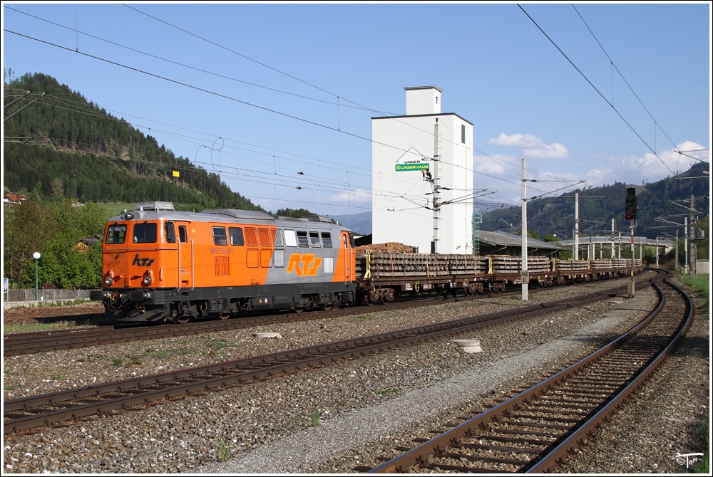 RTS 2143 077 fhrt mit einem Schienenzug von Gratkorn nach Scheifling. Thalheim 5.5.2011