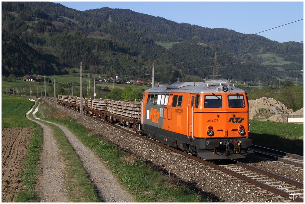 RTS 2143 077 fhrt mit einem Schienenzug von Gratkorn nach Scheifling. Unzmarkt 5.5.2011
