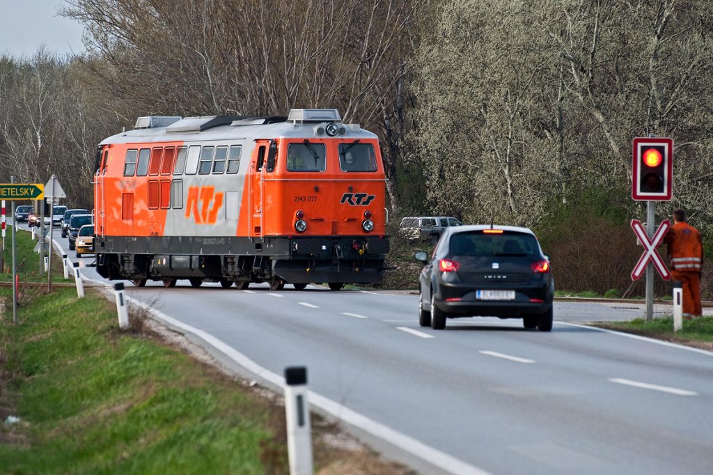 RTS 2143 077 konnte heute Abend zufllig abgelichtet werden, als sie wieder in das Werksgelnde der Firma SWIETELSKY zurckkehrte. Fischamend, am 06.04.2011.