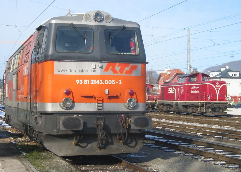 RTS 2143.005 am 19.11.2007 im SLB Bahnhof Salzburg-Itzling. Im Hintergrund sind die SLB-Loks V83 und E62 zu sehen.