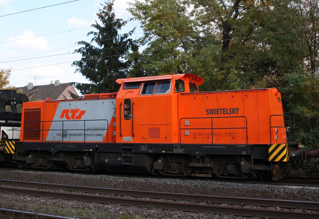 RTS 293.002 am 30.10.11 als zweite Lok eines Bauzuges bei der Durchfahrt durch Ratingen-Lintorf.