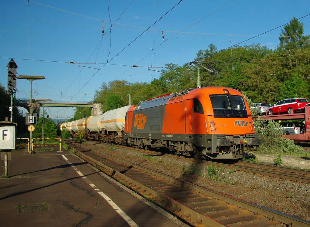 RTS Loks sind doch immer wieder eine sehr schne Erscheinung. Hier die 1216 902 mit Gaskesselwagenzug in Fahrtrichtung Norden in Eichenberg. Aufgenommen am 03.06.2010.