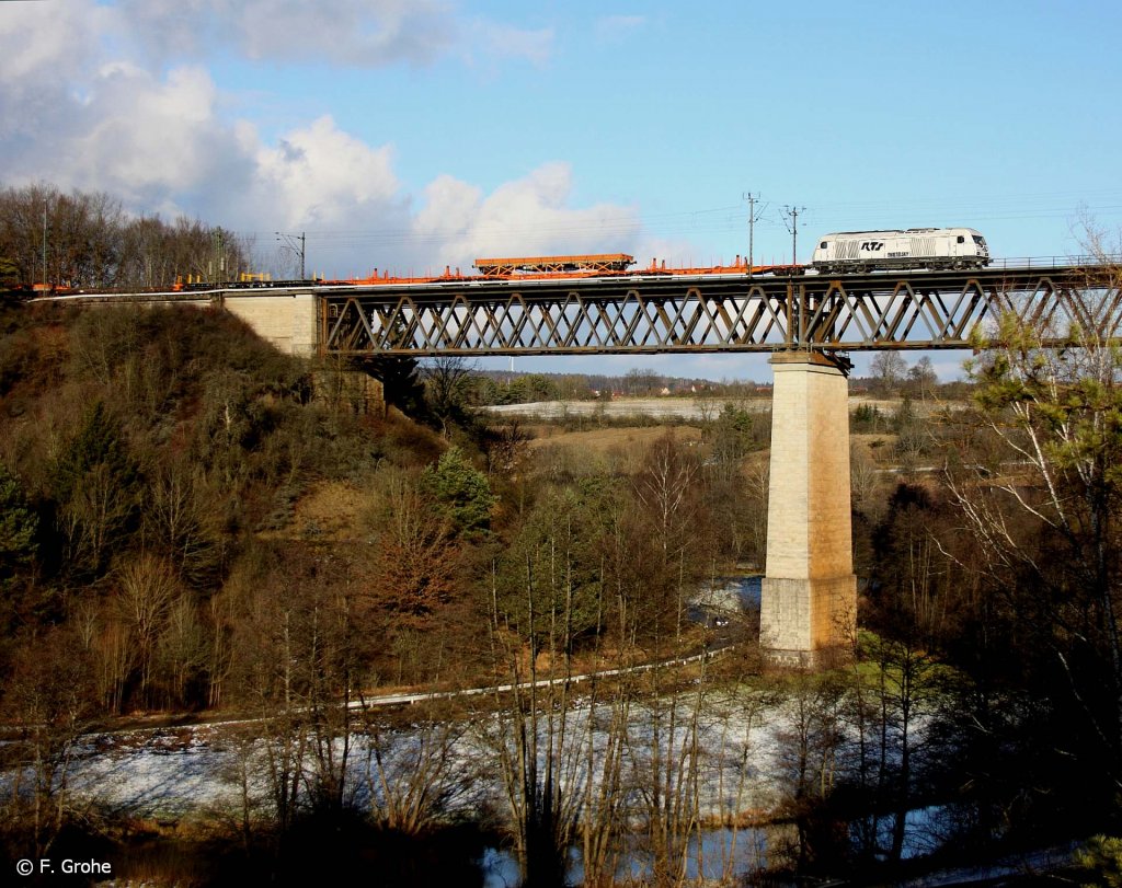 RTS Rail Swietelsky 2016 908-3 mit Bauzug STRABAG Richtung Regensburg, KBS 880 Nrnberg - Passau, fotografiert auf der Laaberbrcke bei Beratzhausen am 19.12.2011

