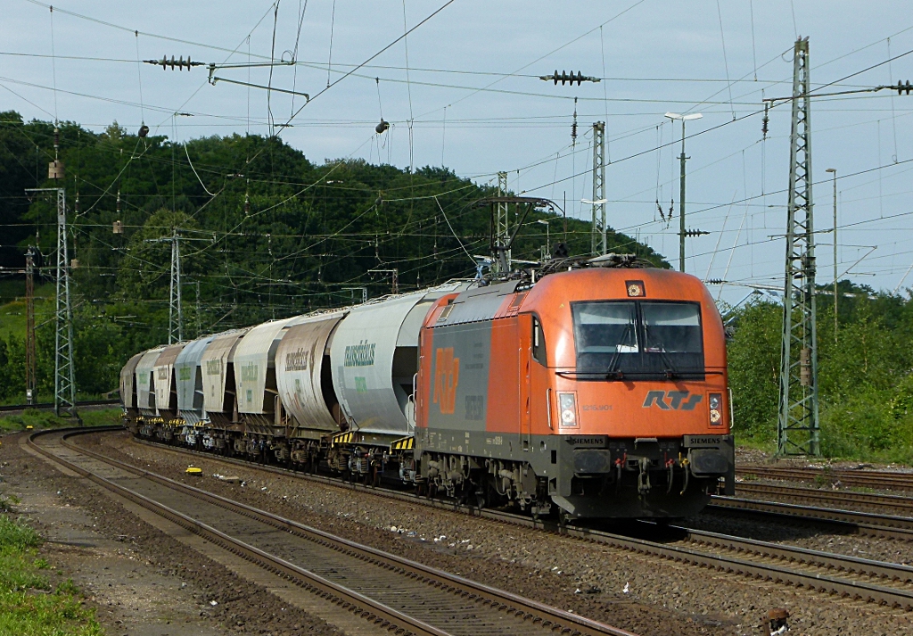 RTS Taurus 1216 901 ist mit einem Getreidezug am 02.07.2012 in Kln West