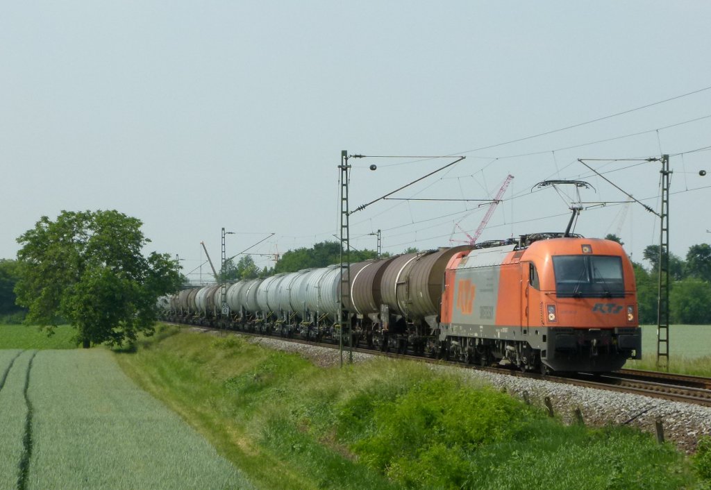 RTS Taurus 1216 902 ist mit einem Kesselwagenzug am 30.05.2012 bei L�tzelsachsen