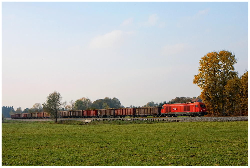 Rübenzeit ist im Herbst auf der Innkreisbahn zwischen Geinberg und Neumarkt. Pünktlich fährt der GAG59035 vollbeladen mit Rüben Richtung Wels. Gesehen bei Eschl Ried.