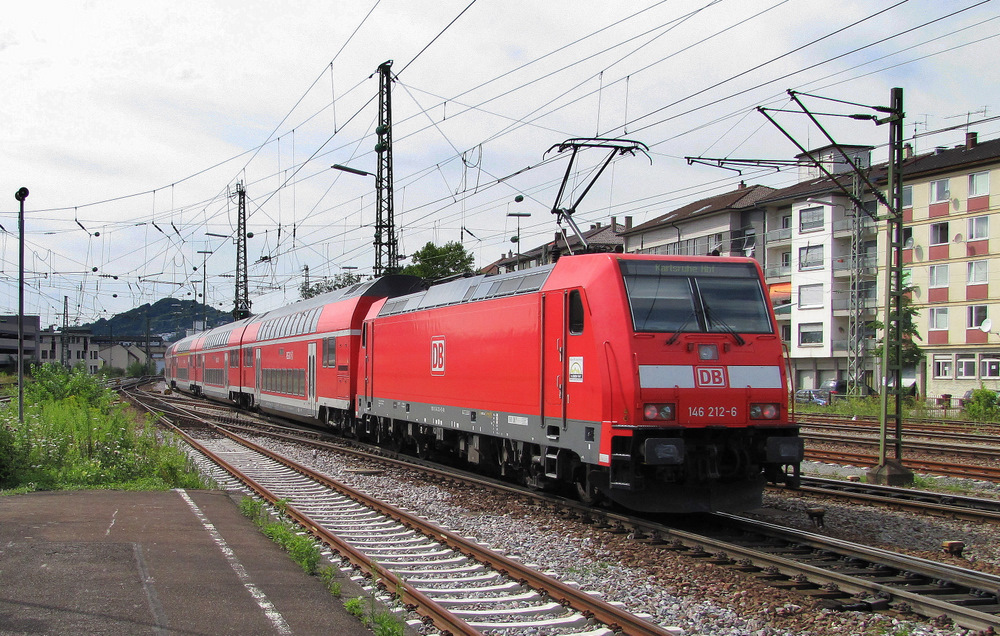 Rckansicht von 146 212-6. Sie schiebt den IRE 4908 von Stuttgart nach Karlsruhe. Pforzheim Hbf den 10.08.2010