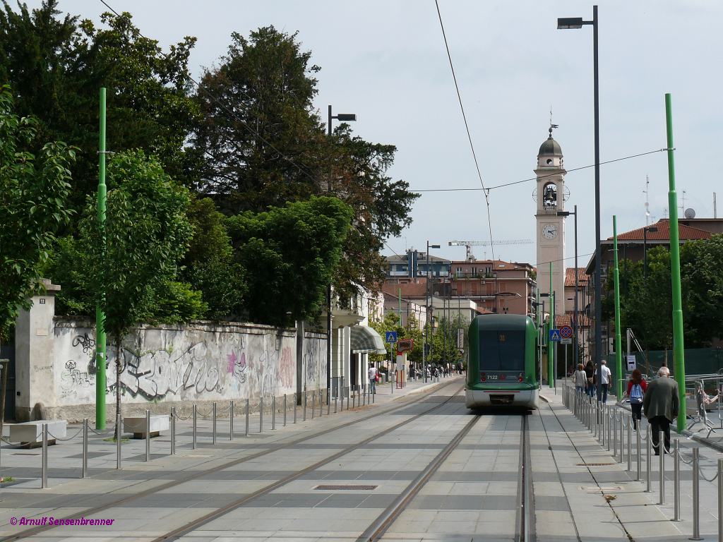 Rckansicht von Tram ATM-7122 in Cinisello. Die Bahnen der Reihe 7100 sind 35,35m lange 7-teilige Einrichtungsfahrzeuge vom Typ Ansaldo-Breda Sirio. Die berlandlinie 31 von Mailand nach Cinisello ist ausgebaut und wird auch Metrotranvia di Cinisello genannt.

Cinisello 
2012-06-04