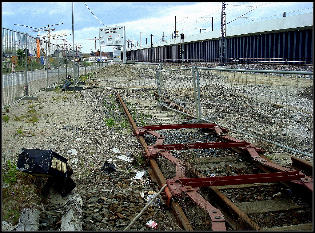 Rckbau II: Reste der einstigen Gtergleise parallel zur neu errichteten  Pfeilerbahn  in Hamburgs Hafencity. Inzwischen sind auch diese Spuren verschwunden. Juni 2009