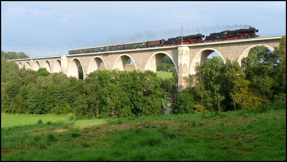 Rckblick: Am 21.08.2009 sind 50 3708 & 50 3616 im Sonderzugeinsatz unterwegs in Richtung Chemnitz, hier fotografiert bei der berquerung des Frankensteiner Viaduktes.