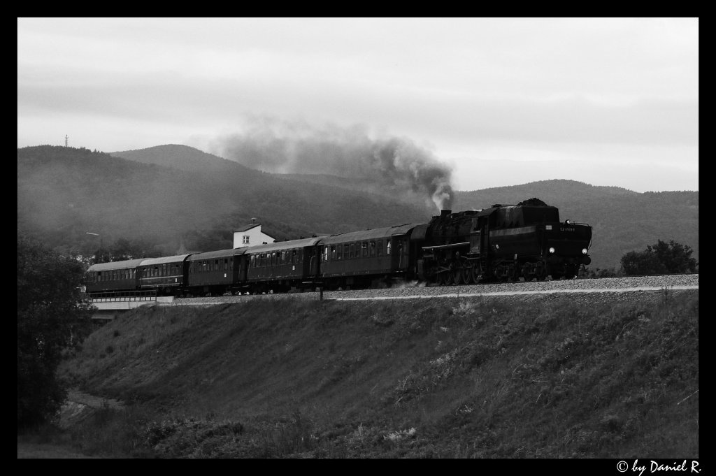 Rckfahrt der 52 8168 der BEM von Viechtach ber Plattling und Landshut nach Mnchen. Tender vorraus wird sie in krze Plattling durchfahren. (02.06.2011, Deggendorf)
