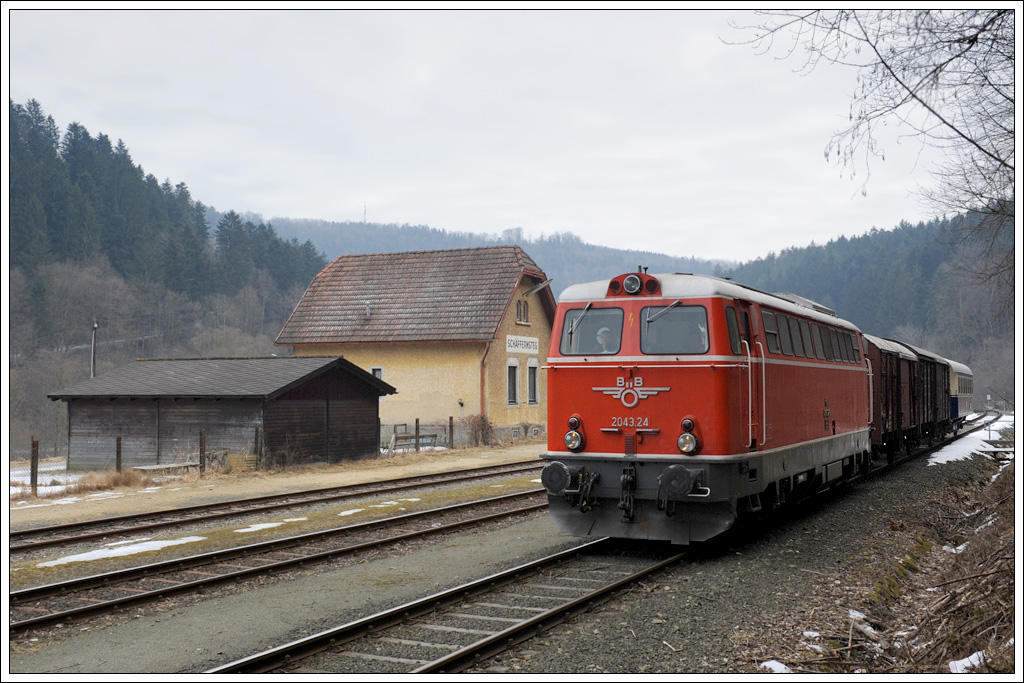 Rckfahrt des zweiten Fotozuges von Oberwart nach Friedberg als SGAG 95661 am 26.2.2011 mit 2043.24 als Zuglok bei der Durchfahrt in Schffernsteg.