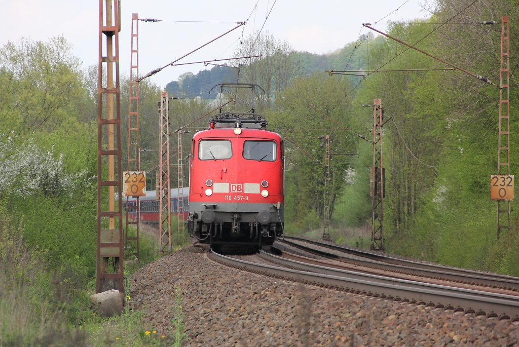 Rckreise-Welle der Kirchentags-Sonderzge war am 05.05.2013. 110 457-9 mit Sonderzug auf Rckreise aus Hamburg gen Sden. Aufgenommen am B bei Reckershausen.