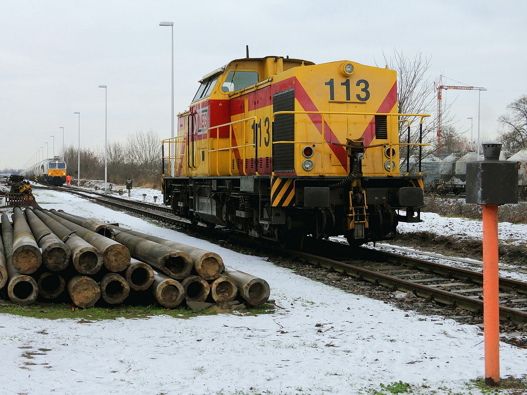 R�dersdorf bei Berlin am 04. Dezember 2012.
Blick �ber den Zaun der Anschlussbahn f�r das Zementwerk der CEMEX auf die MEG 113 mit der NVR-Nummer: 98 80 3298 088-6 D-MEG.