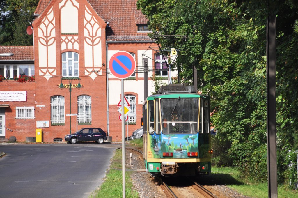 RÜDERSDORF bei Berlin (Landkreis Märkisch-Oderland), 22.09.2010, Straßenbahnlinie 88 nach S-Bahnhof Friedrichshagen (Berliner S-Bahnlinie S3) bei der Ausfahrt aus der Haltestelle Rüdersdorf, Rathaus