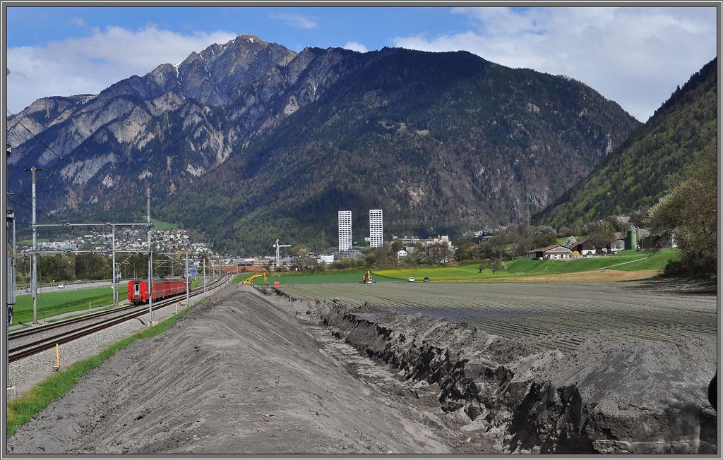 Rfe (Murgang) aus dem Pargheratobel. Der RE1257 nach Scuol-Tarasp fhrt geschtzt hinter dem neuen Damm Richtung Chur. Als Blickfang hat der Montalin 2266m Konkurenz erhalten durch die neuen Twin Towers in Chur West. (27.04.2013)